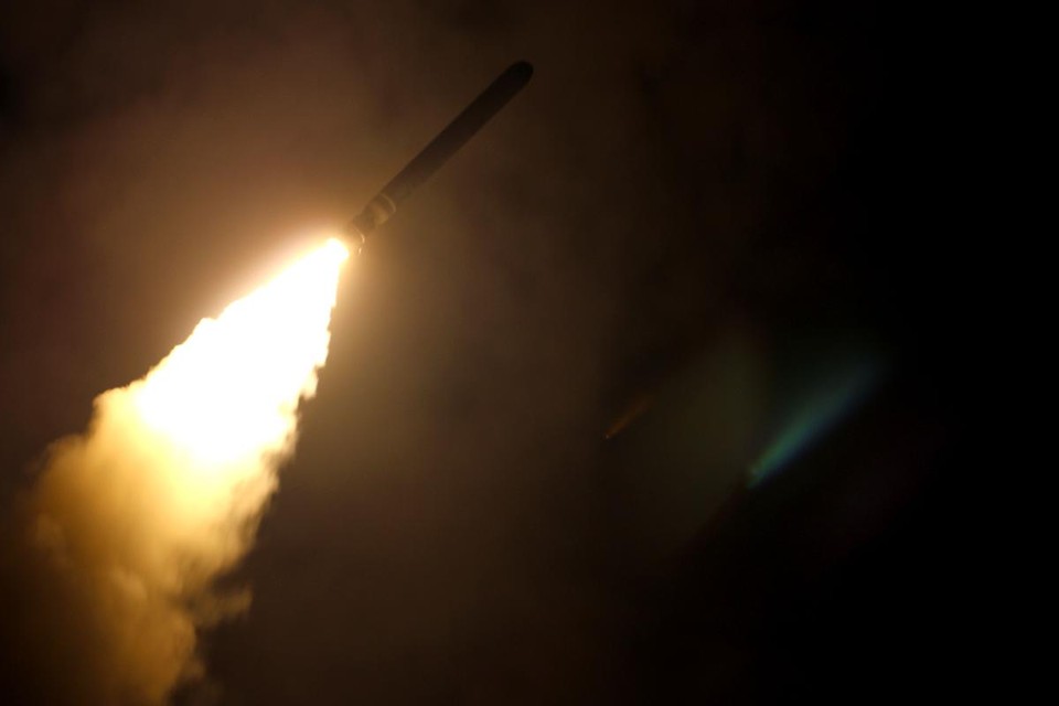 Imagem divulgada pelo Departamento de Defesa dos EUA mostra o míssil de ataque terrestre Tomahawk sendo disparado contra a Síria | KALLYSTA CASTILLO/AFP