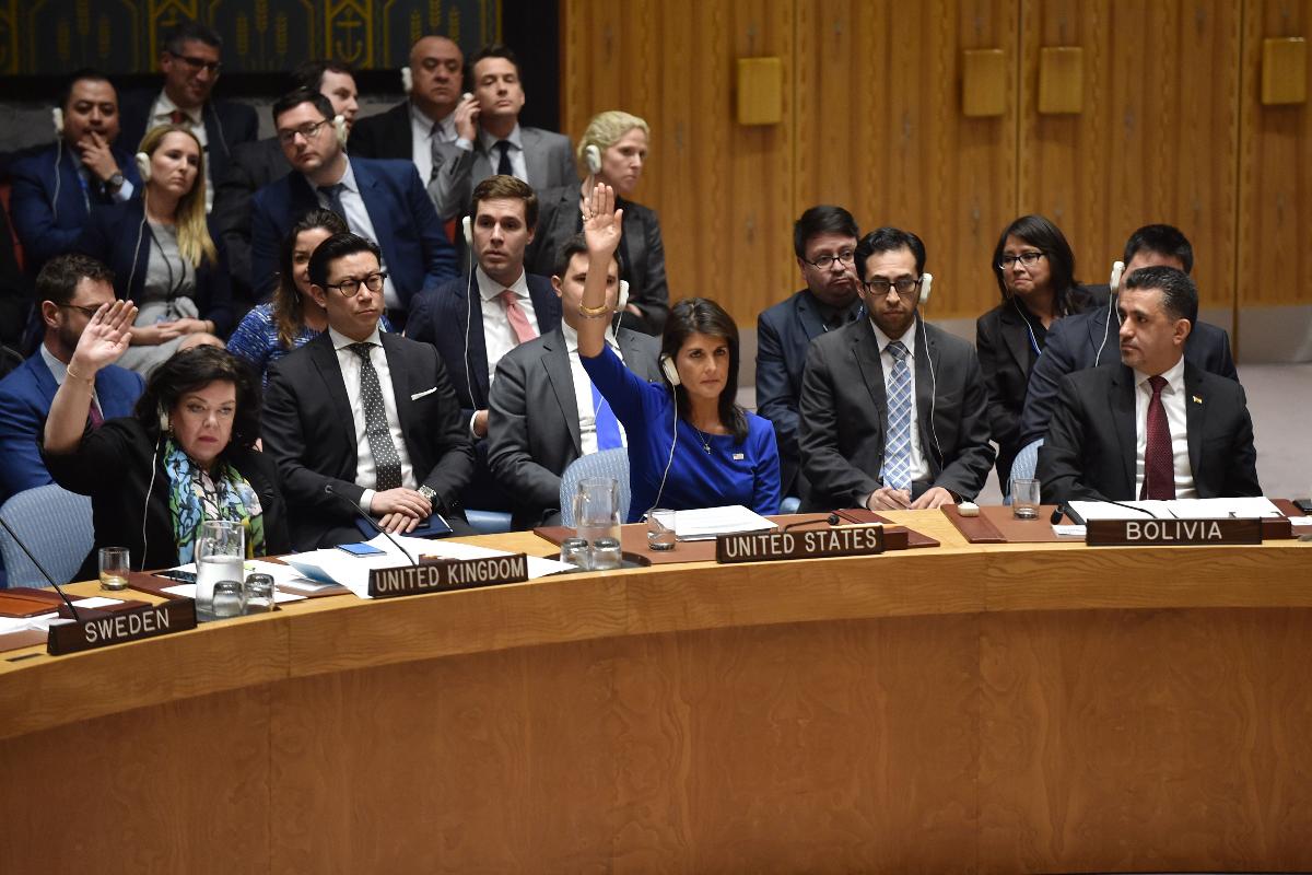 A embaixadora britânica na ONU, Karen Pierce (à esq.), e a embaixadora dos EUA na ONU, Nikki Haley (ao centro), votam durante uma reunião do Conselho de Segurança da ONU | HECTOR RETAMAL/AFP