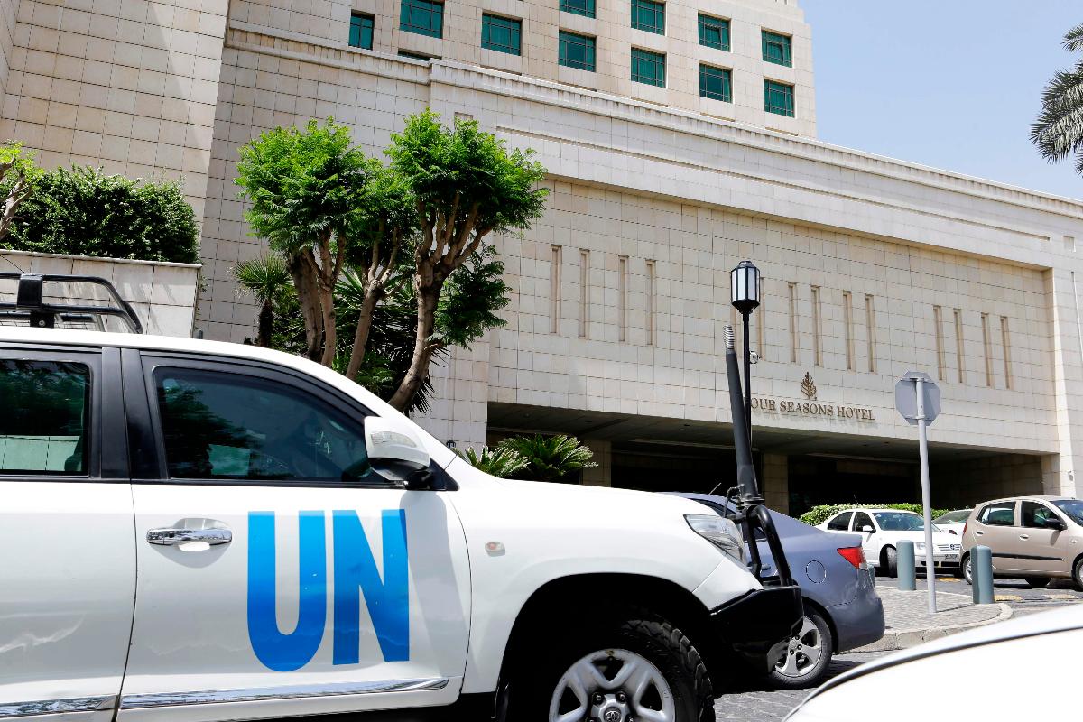Um veículo das Nações Unidas é visto em frente ao hotel onde especialistas internacionais da Organização para a Proibição de Armas Químicas (Opaq) estão, em Damasco | LOUAI BESHARA/AFP