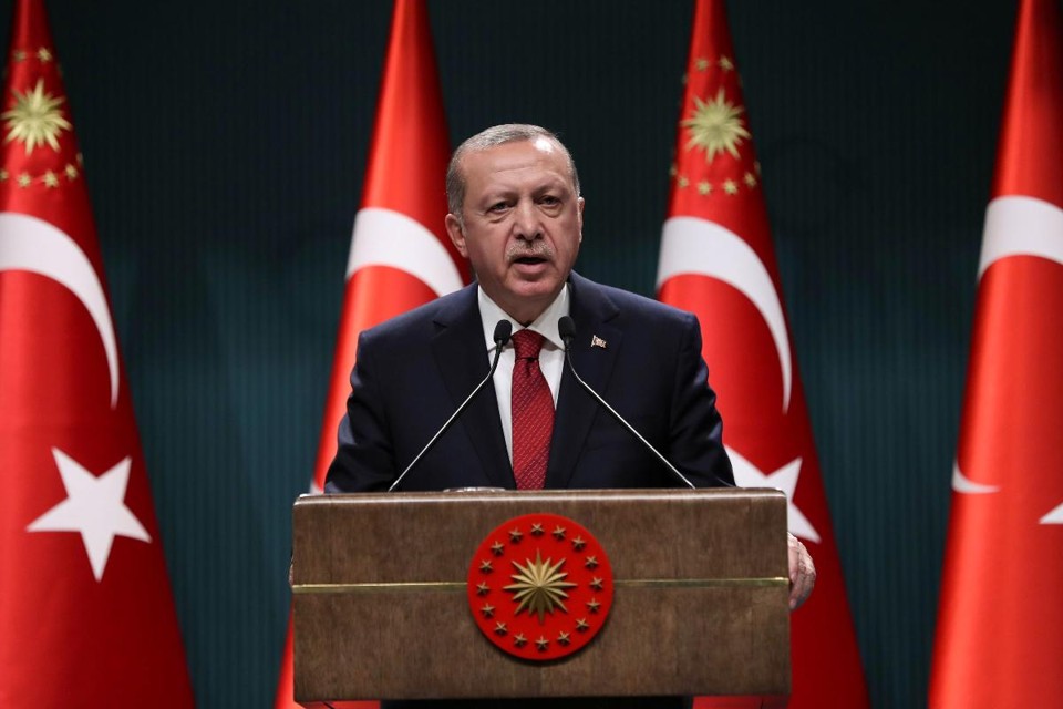 O presidente turco, Recep Tayyip Erdogan, fala durante uma coletiva de imprensa no Complexo Presidencial em Ancara, nesta quarta-feira (18) | ADEM ALTAN/AFP