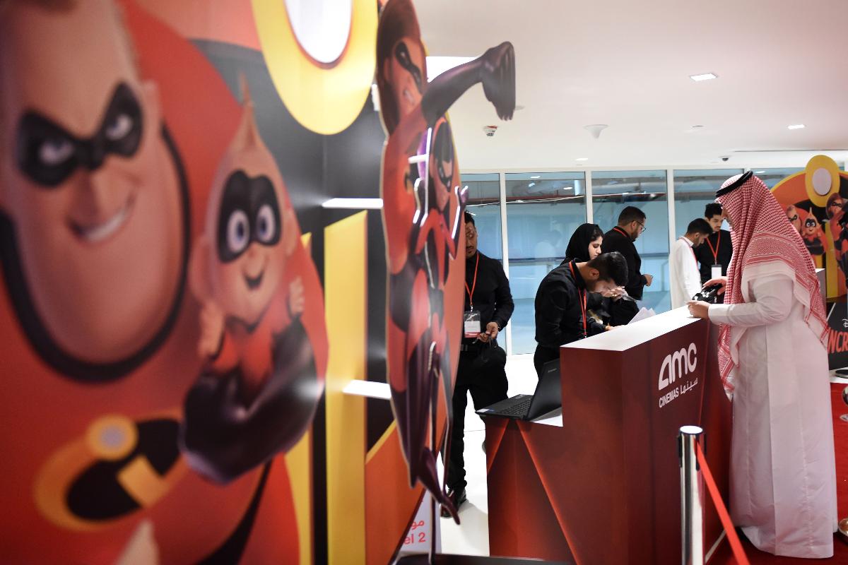 Saudita chega para uma exibição de cinema em Riyadh em 18 de abril de 2018. O filme de ação "Pantera Negra" da Blockbuster será exibido em uma sessão de teste de cinema na Arábia Saudita em 18 de abril, o primeiro de uma série de testes antes dos cinemas abrirem ao público em geral no próximo mês. | FAYEZ NURELDINE/AFP