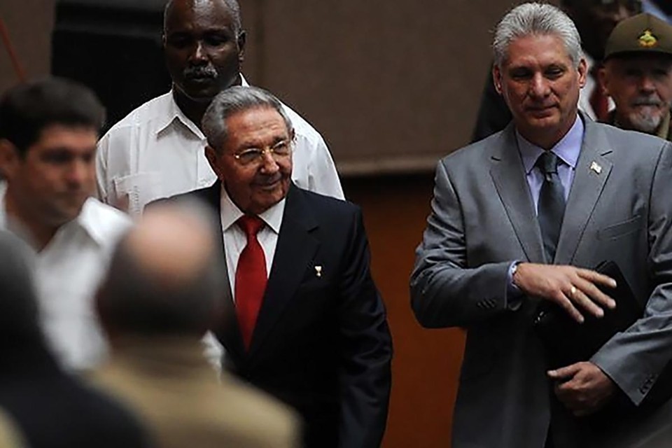 O presidente cubano Raul Castro (à esquerda) e o primeiro vice-presidente Miguel Diaz-Canel (à direita) chegando à sessão da Assembléia Nacional | HOAFP