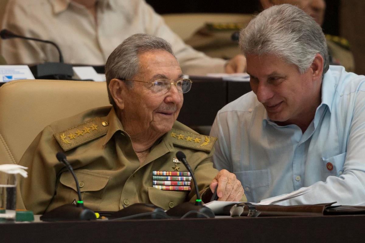 Raúl Castro (à esquerda) e Díaz-Canel (à direita), que recebeu 603 dos 604 votos possíveis na sessão | ISMAEL FRANCISCO/AFP