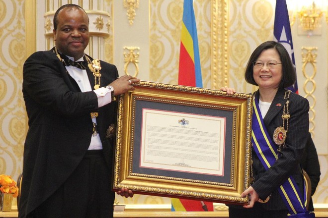 O rei da Suazilândia, o monarca absoluto Mswati III, posa com a presidente de Taiwan, Tsai Ing-wen, depois de conceder a ela a Ordem do Elefante durante sua visita ao Reino da Suazilândia em uma cerimônia oficial em 18 de abril de 2018 no Palácio Lozitha, Manzini | MONGI ZULU/AFP