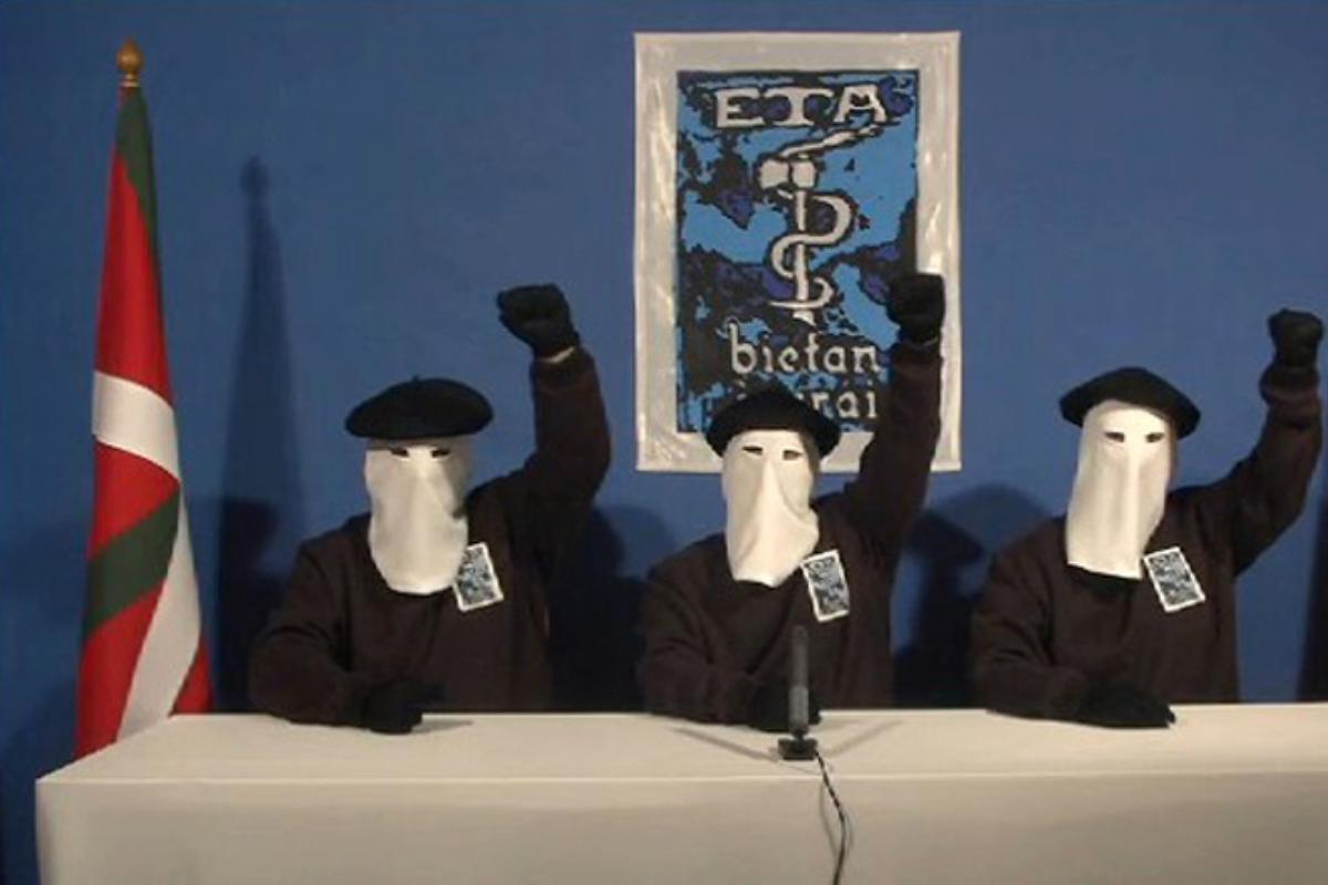 Três membros do grupo separatista basco ETA levantam as mãos após anunciarem um cessar-fogo permanente, depois de mais de 40 anos de derramamento de sangue em sua luta por uma pátria independente | HO/AFP
