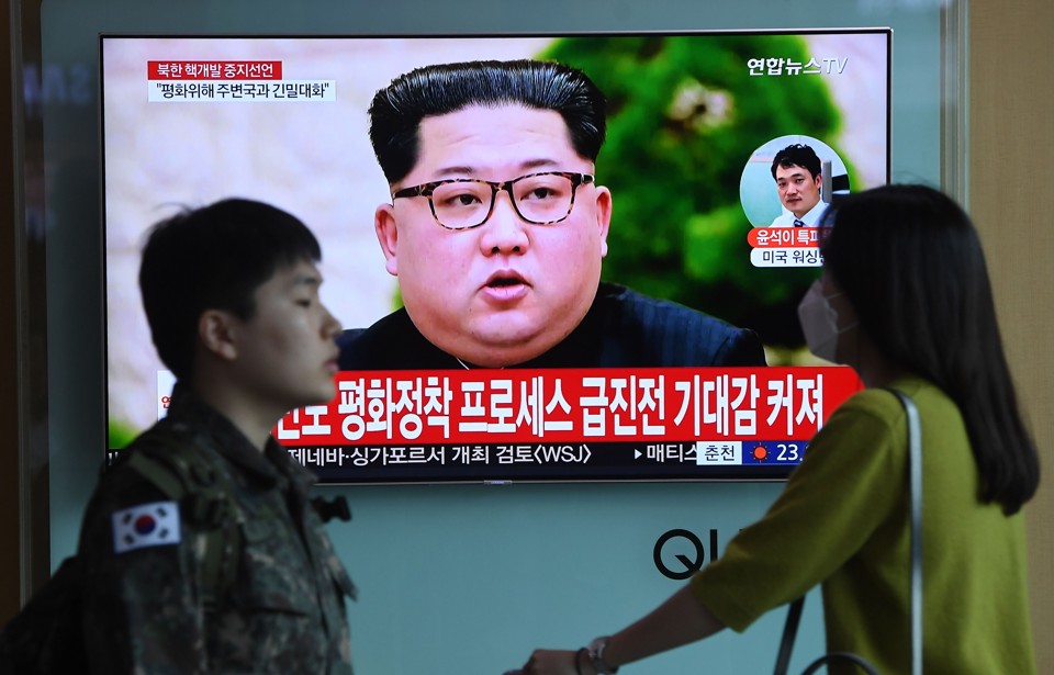 O escritório presidencial em Seul disse ontem à noite que testou com sucesso uma conexão telefônica com o escritório do líder norte-coreano, Kim Jong Un | JUNG YEON-JE/AFP