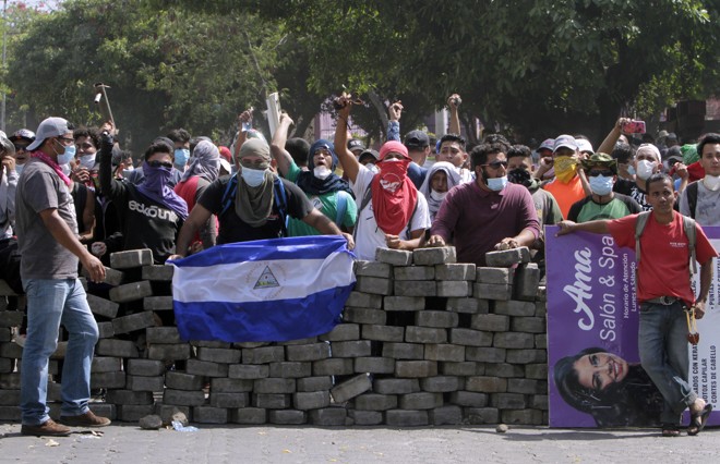 Manifestantes contra o governo de Daniel Ortega montam barricada. | Inti Ocon/AFP