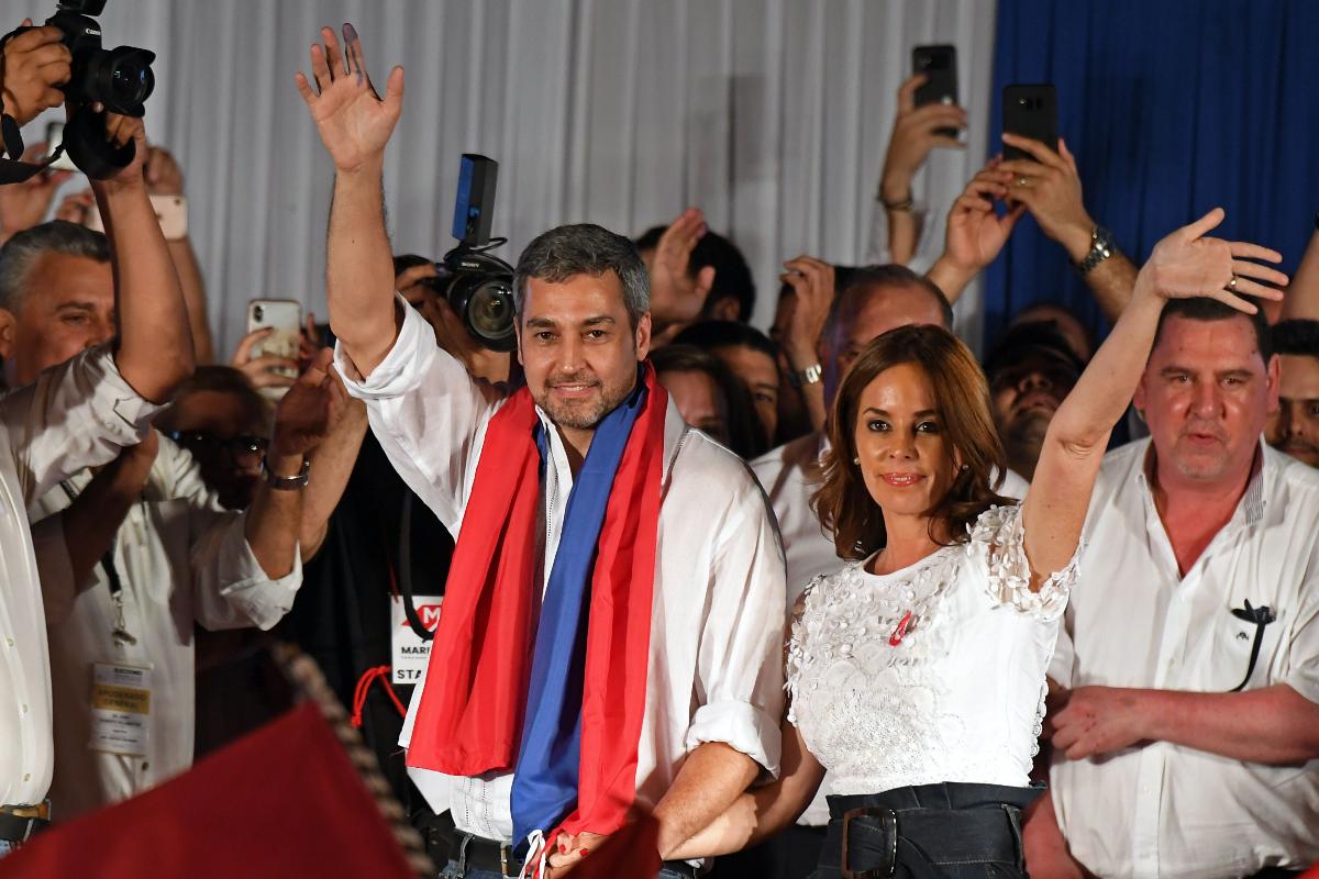 O novo líder do Paraguai, Mario Abdo Benítez (à esquerda) e sua esposa, Silvana Lopez Moreira (à direita), comemoram a vitória nas eleições do país | EITAN ABRAMOVICH/AFP