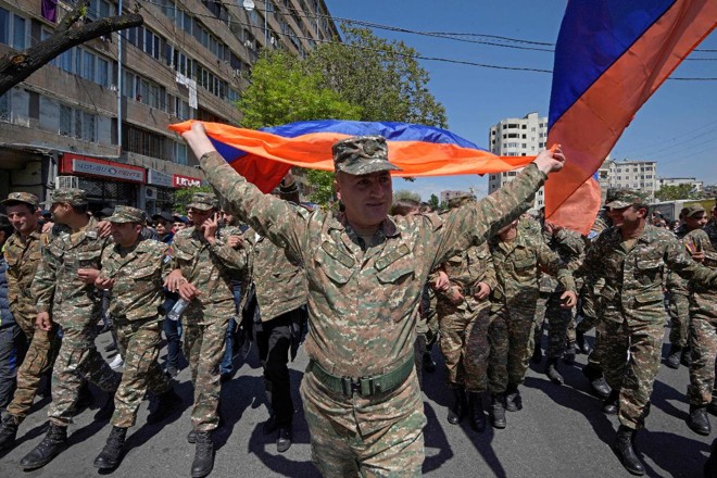 Soldados armênios participam dos protestos que levaram à renúncia do primeiro-ministro do país | KAREN MINASYAN/AFP
