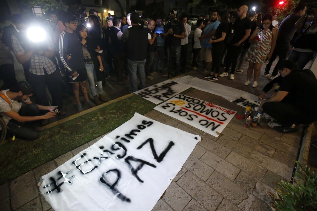 Milhares de pessoas protestaram pedindo mais segurança às autoridades após a confirmação de morte dos três jovens | ULISES RUIZ/AFP