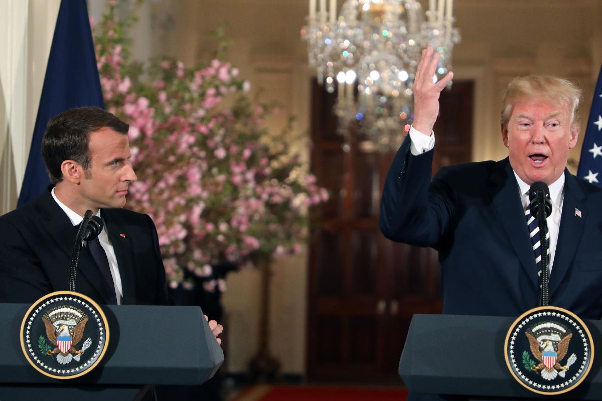 O presidente francês, Emmanuel Macron (à esquerda), e o líder norte-americano, Donald Trump (à direita), durante uma coletiva de imprensa na Casa Branca, em Washington | LUDOVIC MARIN/
AFP