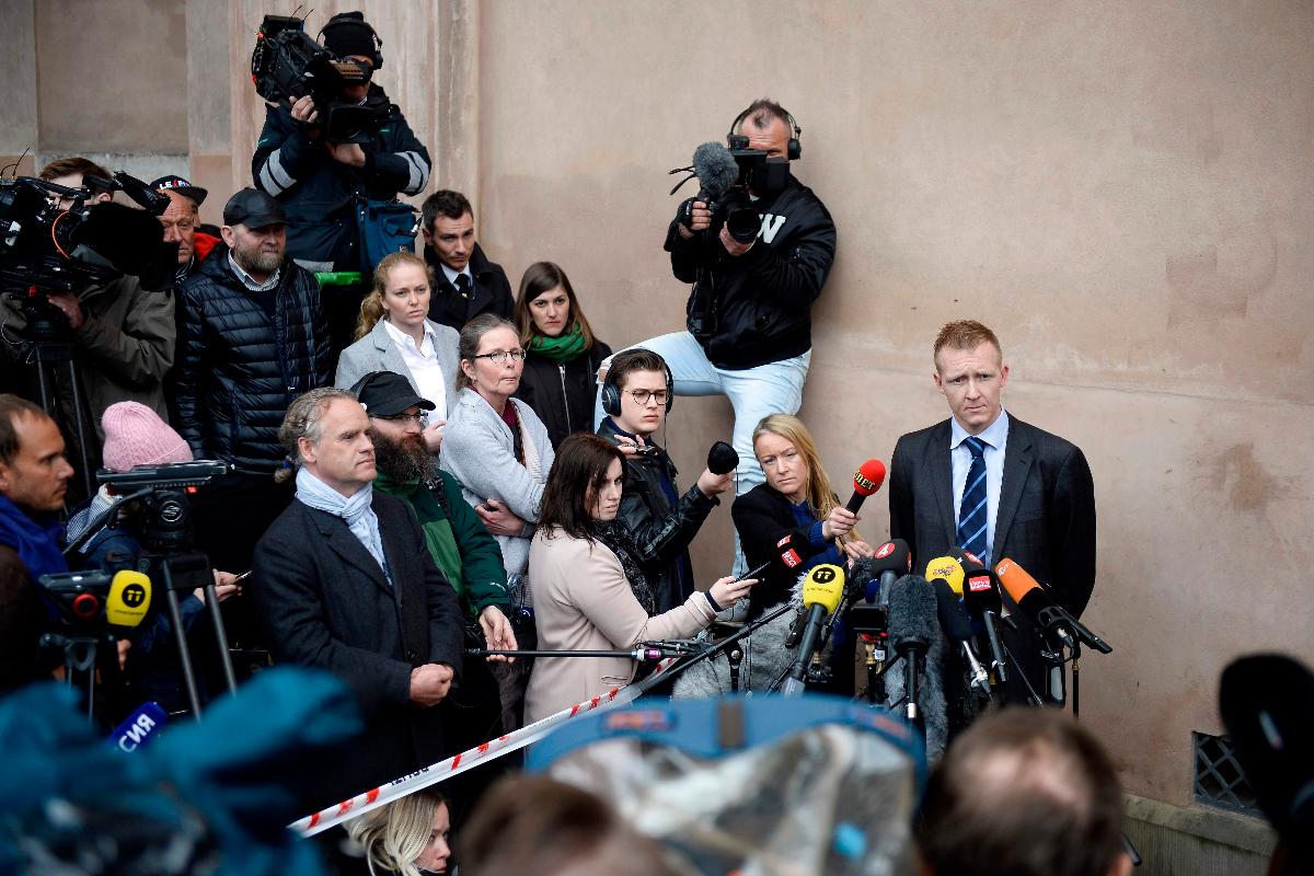 O promotor Jakob Buch-Jepsen fala com jornalistas em uma coletiva de imprensa em frente ao tribunal de Copenhague | MADS CLAUS RASMUSSEN/AFP