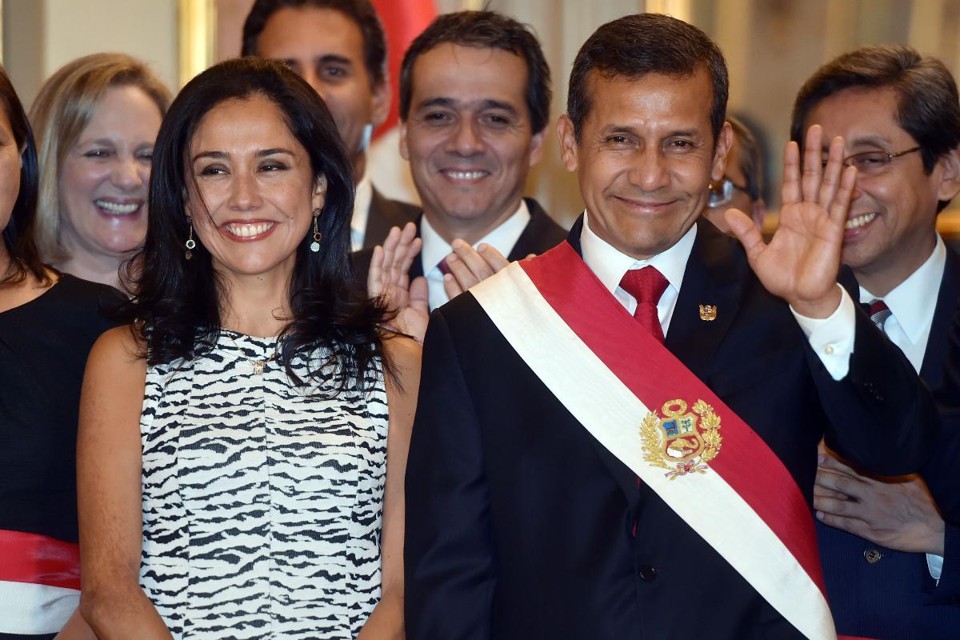 A ex-primeira-dama peruana Nadine Heredia (à esquerda) e o ex-presidente Ollanta Humala (à direita) durante a cerimônia de juramento no Palácio Presidencial | CRIS BOURONCLE/AFP