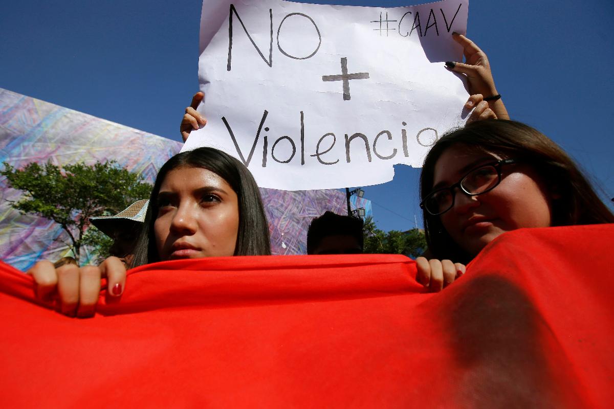 Estudantes mexicanos participam de protestos contra à violência no México, após, inocentemente, três estudantes de cinema terem sido mortos e dissolvidos em ácido por causa de um conflito entre dois cartéis de drogas | ULISES RUIZ/AFP