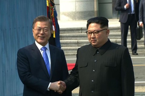 Histórico: o aperto de mão entre os presidentes das duas Coreias | KOREAN BROADCASTING SYSTEM/AFP