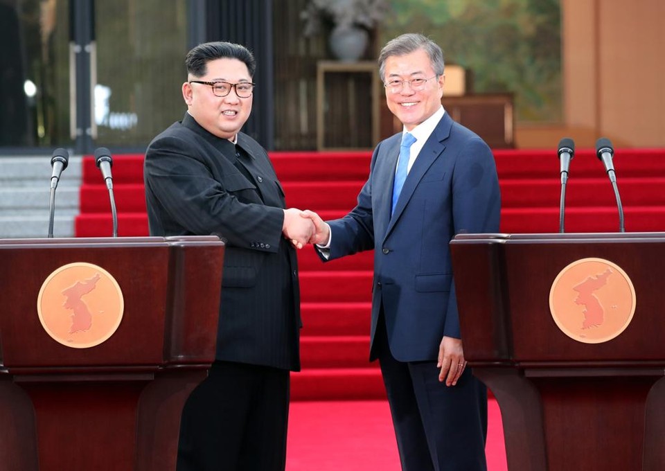 Líderes de Coreia do Norte e do Sul prometem o fim das armas nucleares O encontro entre os dois líderes, Kim Jong-un e Moon Jae-in, foi marcado por um surpreendente nível de simpatia entre os dois | KOREA SUMMIT PRESS POOL/AFP