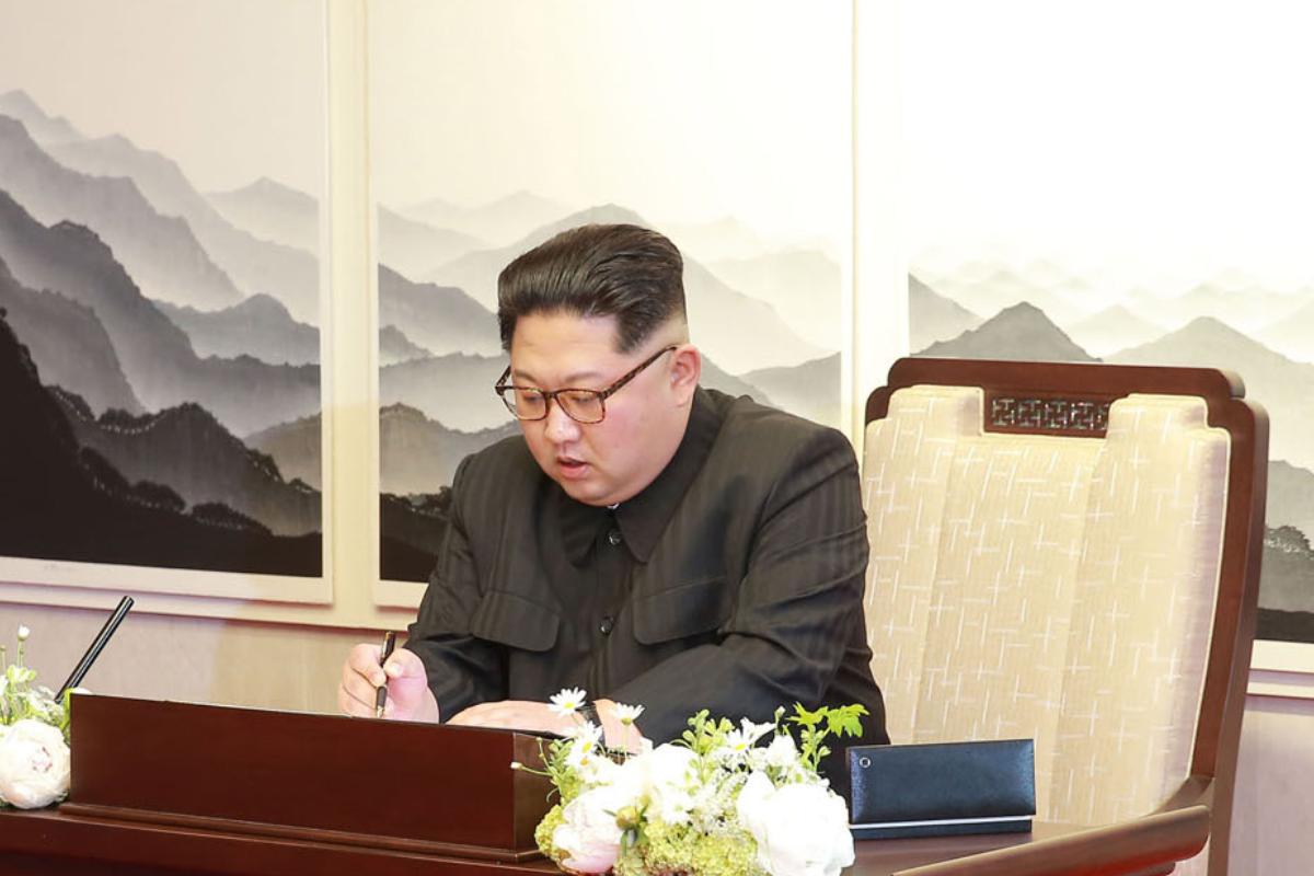 Kim Jong-un durante a cúpula com o presidente sul-coreano | STR/AFP