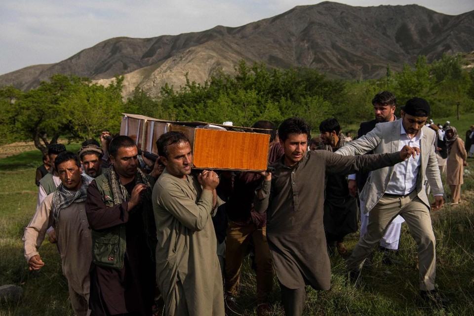 Parentes e amigos do fotógrafo Shah Marai Faizi, um dos mortos no atentado, carregam seu caixão | ANDREW QUILTY/AFP