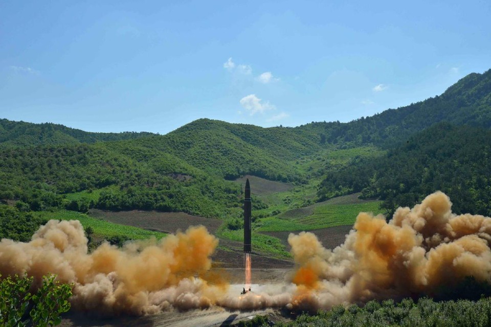 Imagem divulgada pela Agência Central Coreana de Notícias da Coreia do Norte (KCNA) mostra o teste de um míssil balístico intercontinental Hwasong-14, em um local não revelado | -AFP