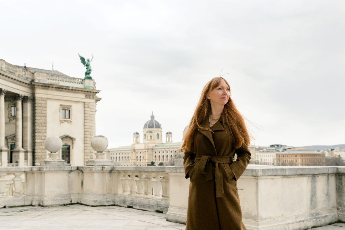 Susan Philipsz na Heldenplatz, ou Praça dos Heróis, em Viena, 12 de março de 2018. | DAVID PAYR/NYT
