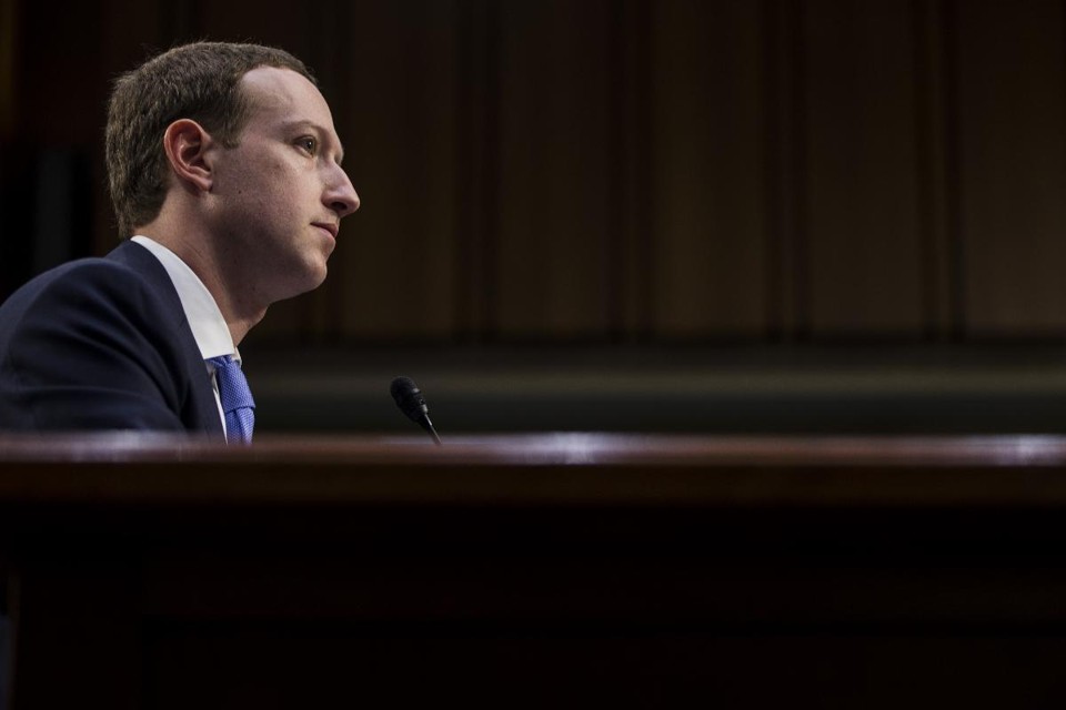 O CEO e co-fundador do Facebook, Mark Zuckerberg, testemunha perante uma audiência combinada do Comitê Judiciário e de Comércio do Senado, em 10 de abril de 2018 em Washington, DC. Zuckerberg, de 33 anos, foi chamado para testemunhar depois que foi relatado que 87 milhões de usuários do Facebook tiveram suas informações pessoais coletadas pela Cambridge Analytica, uma consultoria britânica ligada à campanha Trump. | Zach Gibson/AFP