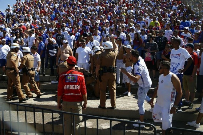 Corintiano é retirado pela PM da torcida do Paraná na Vila Capanema. | Marcelo Andrade/Gazeta do Povo