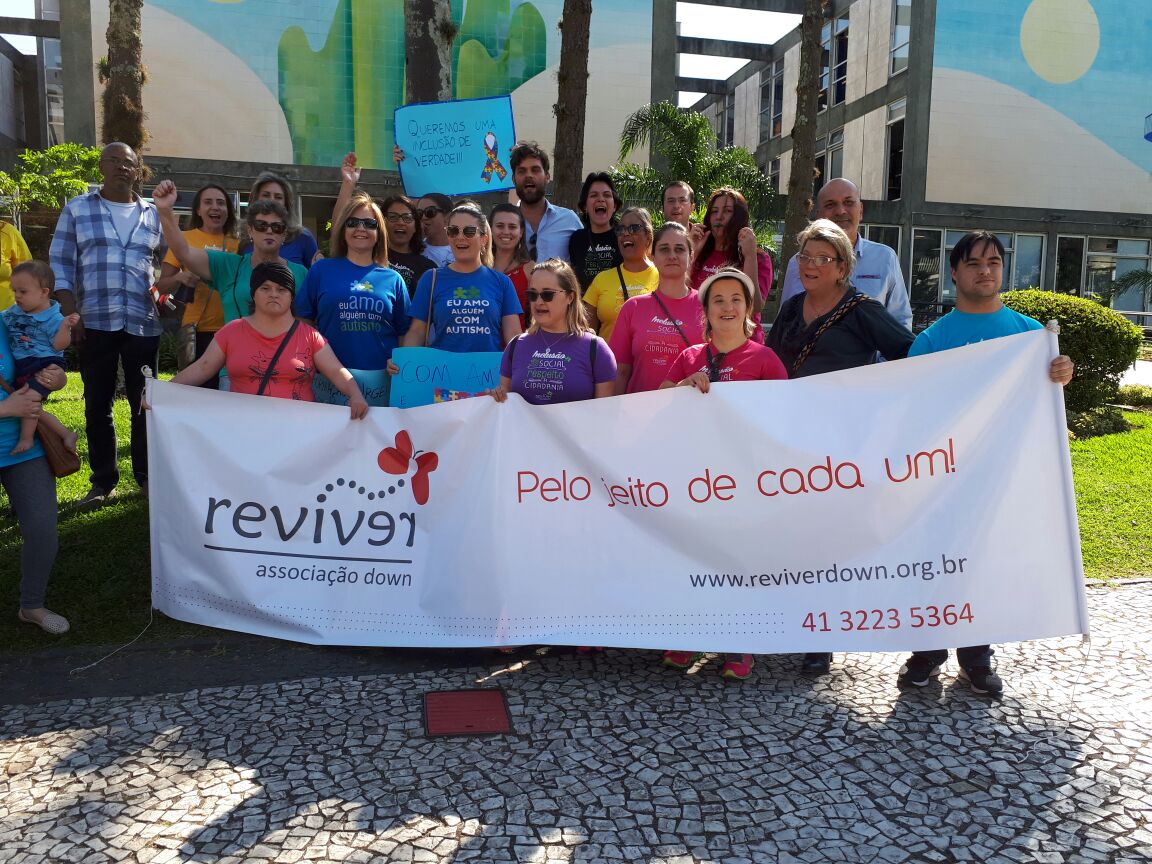 Famílias protestaram nesta terça (24) em frente à prefeitura de Curitiba | Alex Silveira /Gazeta do Povo