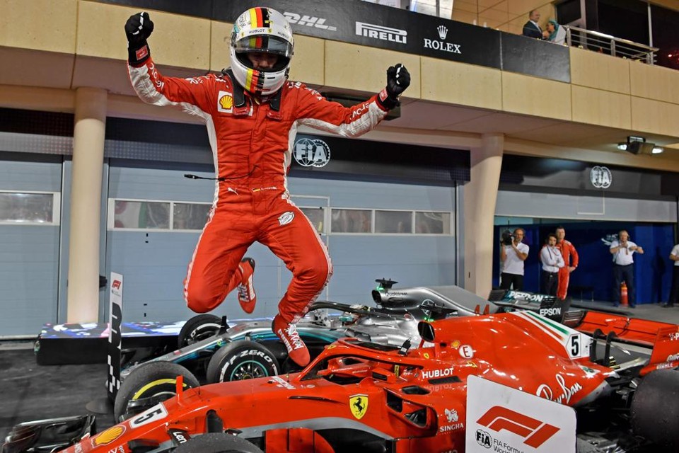 Com final emocionante, Vettel segura Bottas e vence GP do Bahrein Vettel comemora a vitória no Bahrein. | ANDREJ ISAKOVIC/AFP