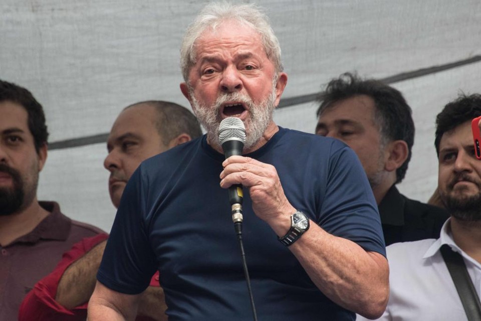 O ex-presidente Luiz Inácio Lula da Silva  discursou no sábado (7) durante a missa em memória à sua esposa, horas antes de ser preso pela Polícia Federal | NELSON ALMEIDAAFP