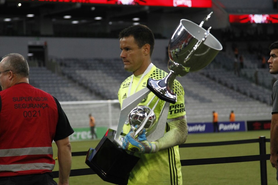 Wilson deixa a Arena com o troféu de vice-campeão. | /Jonathan Campos/Gazeta do Povo