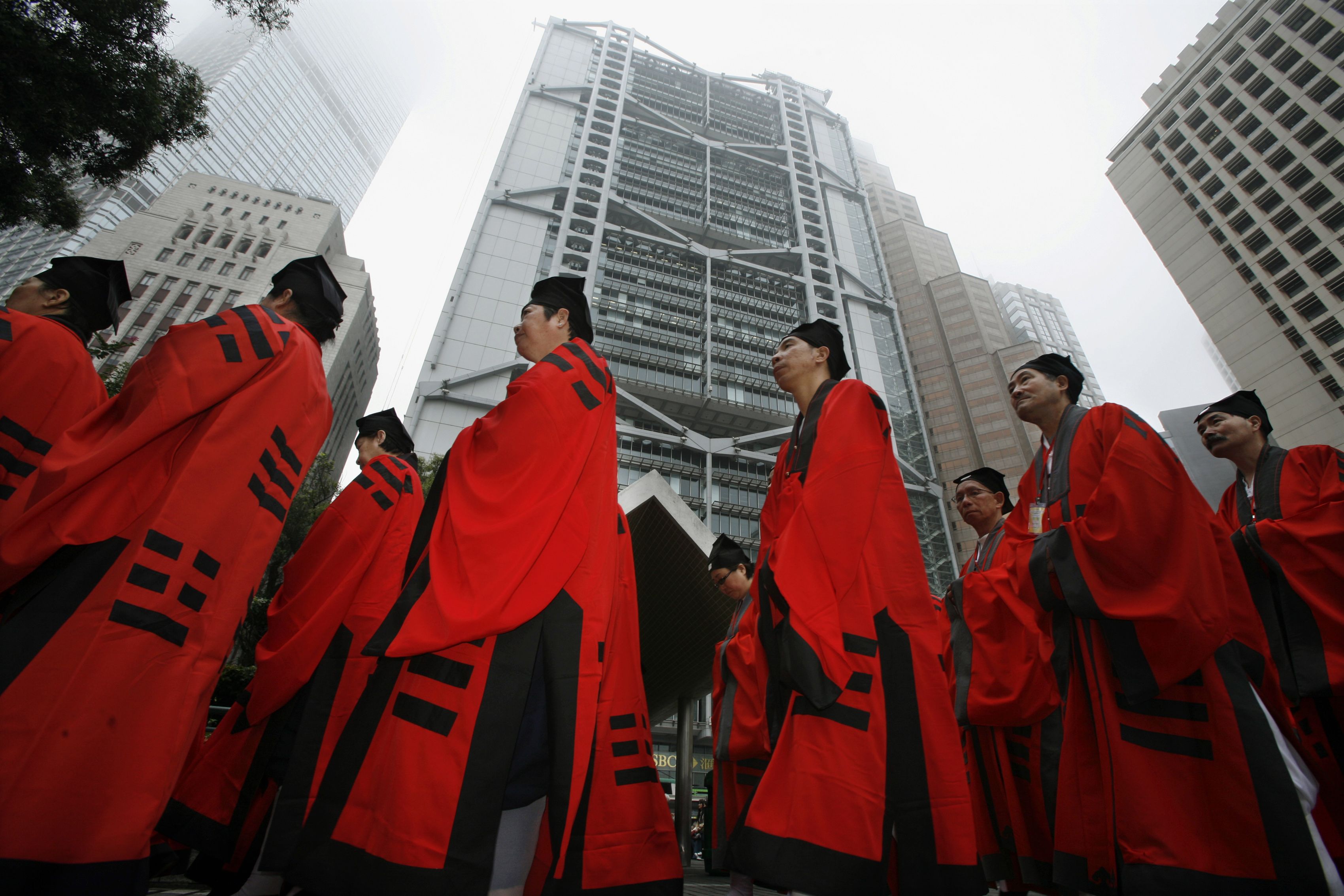 Taoístas realizam ritual em Hong Kong: centro econômico de empresas chinesas pode ser afetado pela guerra comercial entre China e Estados Unidos.  A WH Group , por exemplo, pode sofrer um baque com a tarifa de 25% sobre o preço da carne suína. | SN/PSQ/BOBBY YIP