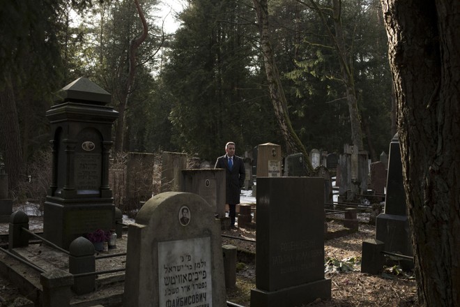 Simonas Gurevicius, chefe da Associação da Comunidade Judaica de Vilnius, em um cemitério judeu | 