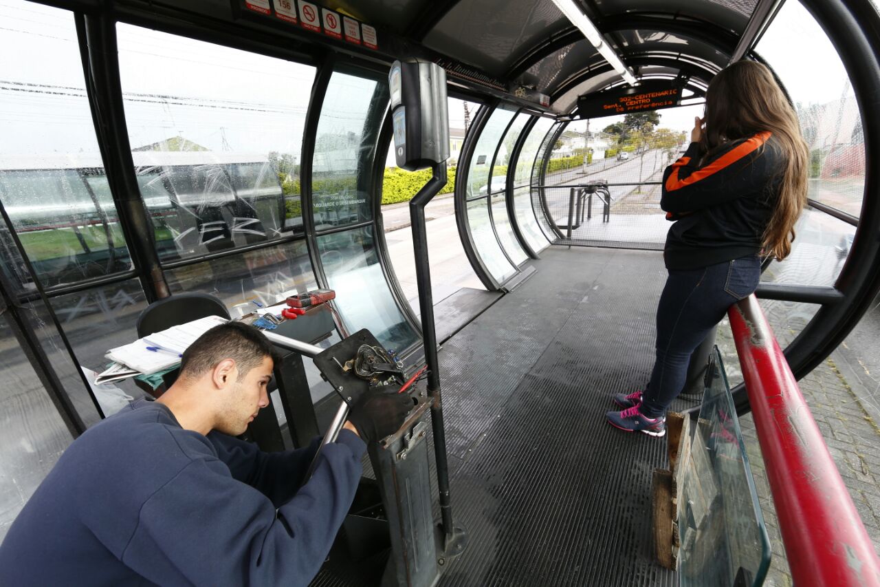 Com a catraca quebrada, passageiros não pagaram passagem na estação-tubo Teófilo Otoni, na Vila Oficinas. | Aniele Nascimento/Gazeta do Povo