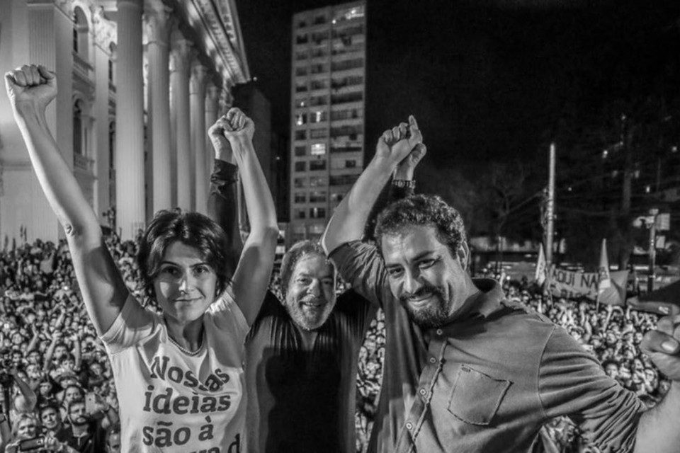 Os pré-candidatos da esquerda à presidência do Brasil, Manuela D’Ávila (PCdoB), Lula (PT) e Guilherme Boulos (PSOL), em evento em Curitiba | Ricardo Stucker
Reprodução Twitter/ Manuela D’Ávila