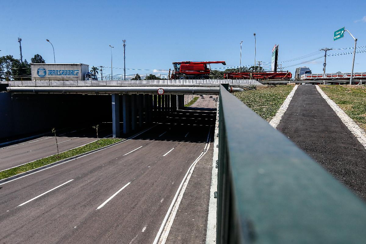 Trincheira do Ceasa, inaugurada em março, é a primeira das grandes obras da prefeitura de Curitiba para desafogar o trânsito.  | Jonathan Campos/Gazeta do Povo