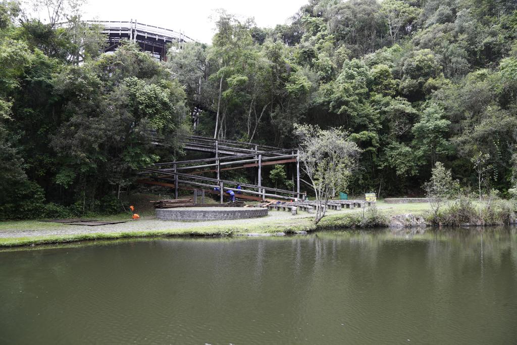 Água lançada pelo estacionamento ia parar no lago da Unilivre | Aniele Nascimento/Gazeta do Povo