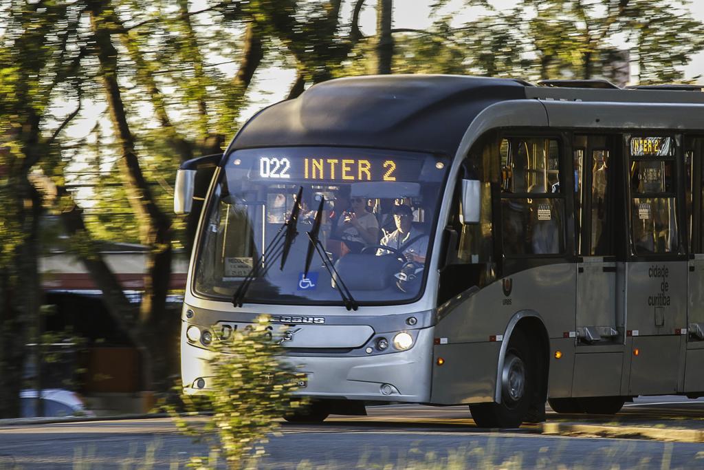 Além de melhorar o fluxo de carros, a obra também trará mais mobilidade no percurso do Ligeirinho Inter 2, que atende 80 mil passageiros por dia. | Maicon J. Gomes/Gazeta do Povo