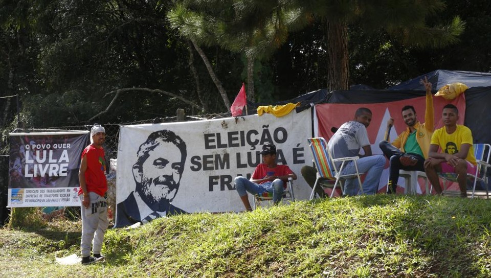 Acampamento da rua Padre João Wislinski, em foto de 19 de abril: ataque a tiros levou prefeitura a reiterar pedido de transferência de Lula da Polícia Federal. | Aniele Nascimento/Gazeta do Povo