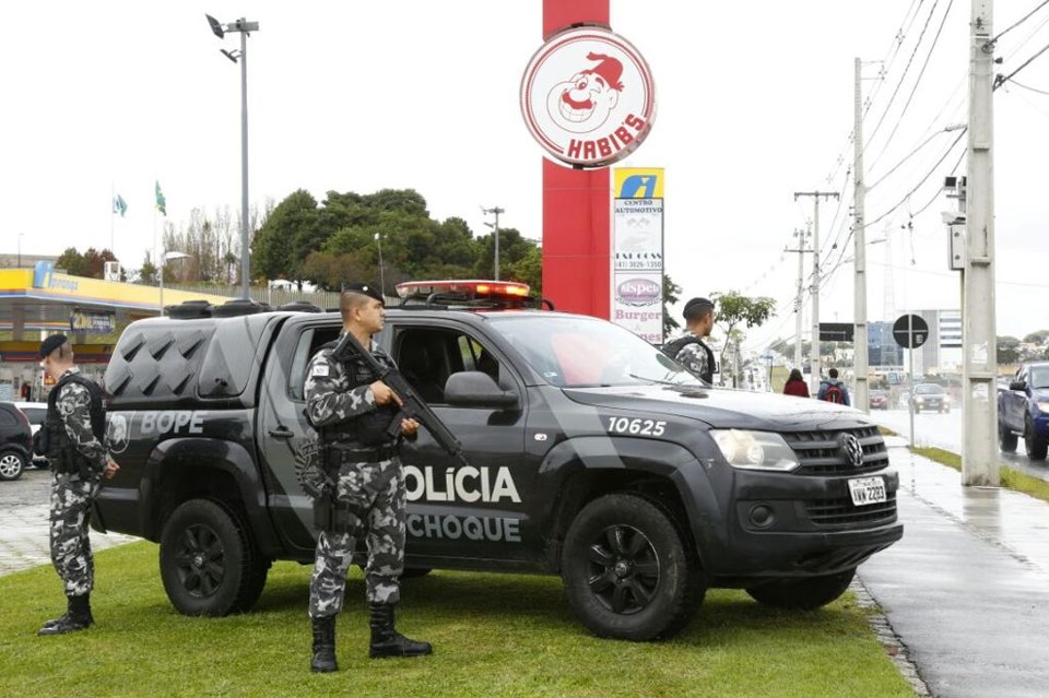 Segundo a PM, os policiais circulam as ruas do bairro e estão parados nos principais acessos e também na Av. das Torres | Aniele Nascimento/Gazeta do Povo