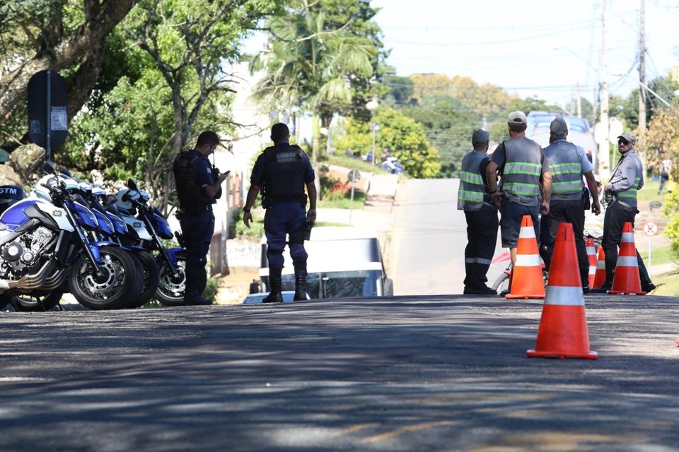 Agentes de trânsito no entorno da PF: estacionamento irregular é o principal problema no Santa Cândida. | ATILA ALBERTI/Tribuna do Parana