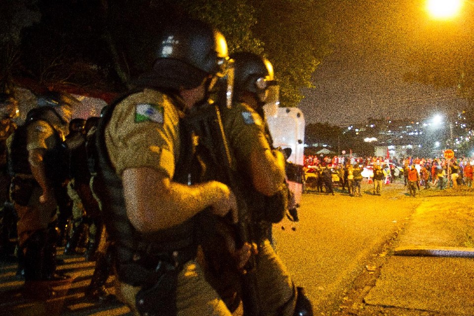 Comissão da Câmara cobra investigações sobre ação da polícia em Curitiba Polícia entrou em confronto com manifestantes pró-Lula na chegada do ex-presidente à superintendência da PF em Curitiba, no sábado (7) | Daniel CaronGazeta do Povo
