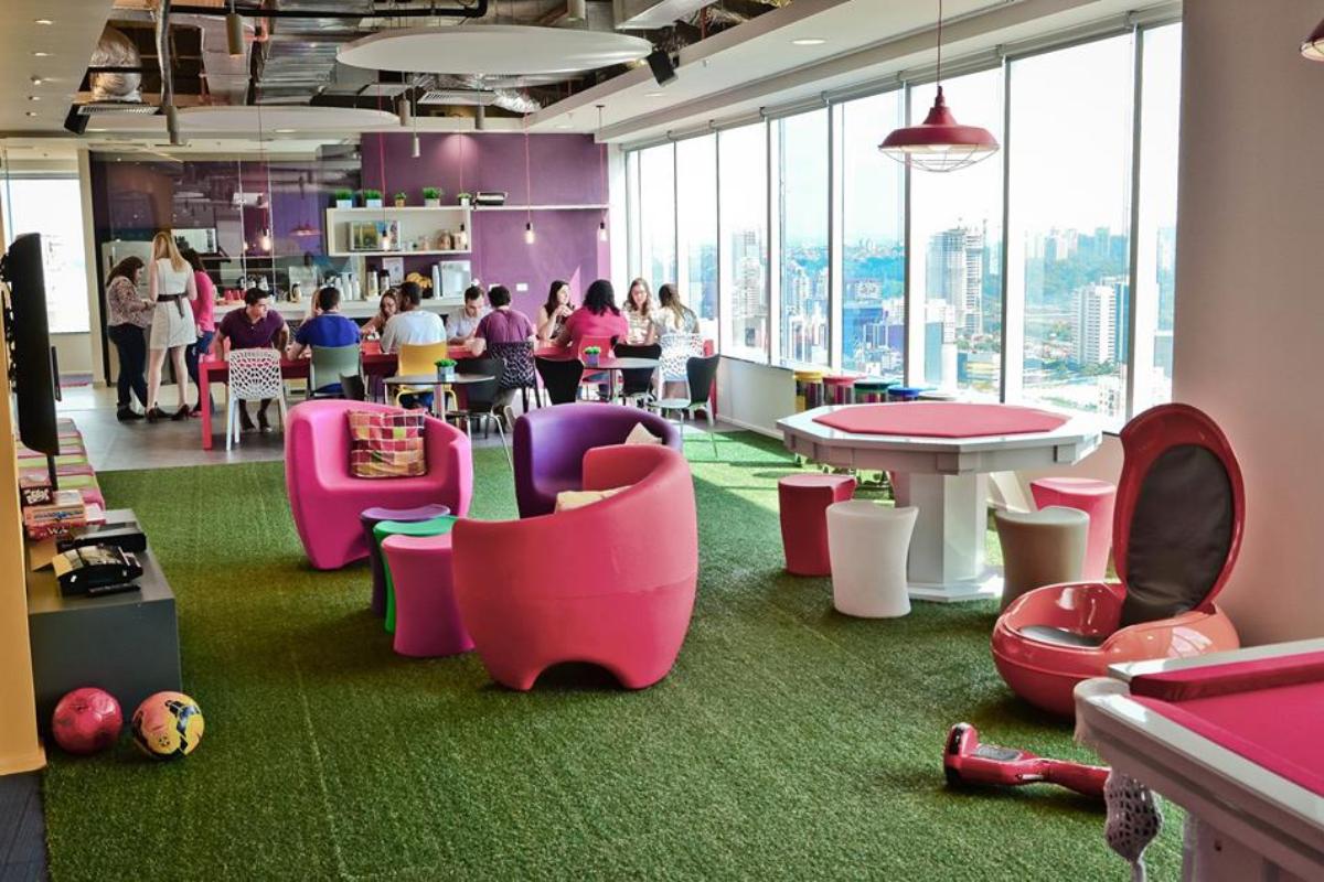 Espaço do escritório da Movile, startup que opera nos segmentos de conteúdo móvel, pedido e entrega de comida, tickets e logística e fica em Campinas. | Reprodução/Facebook