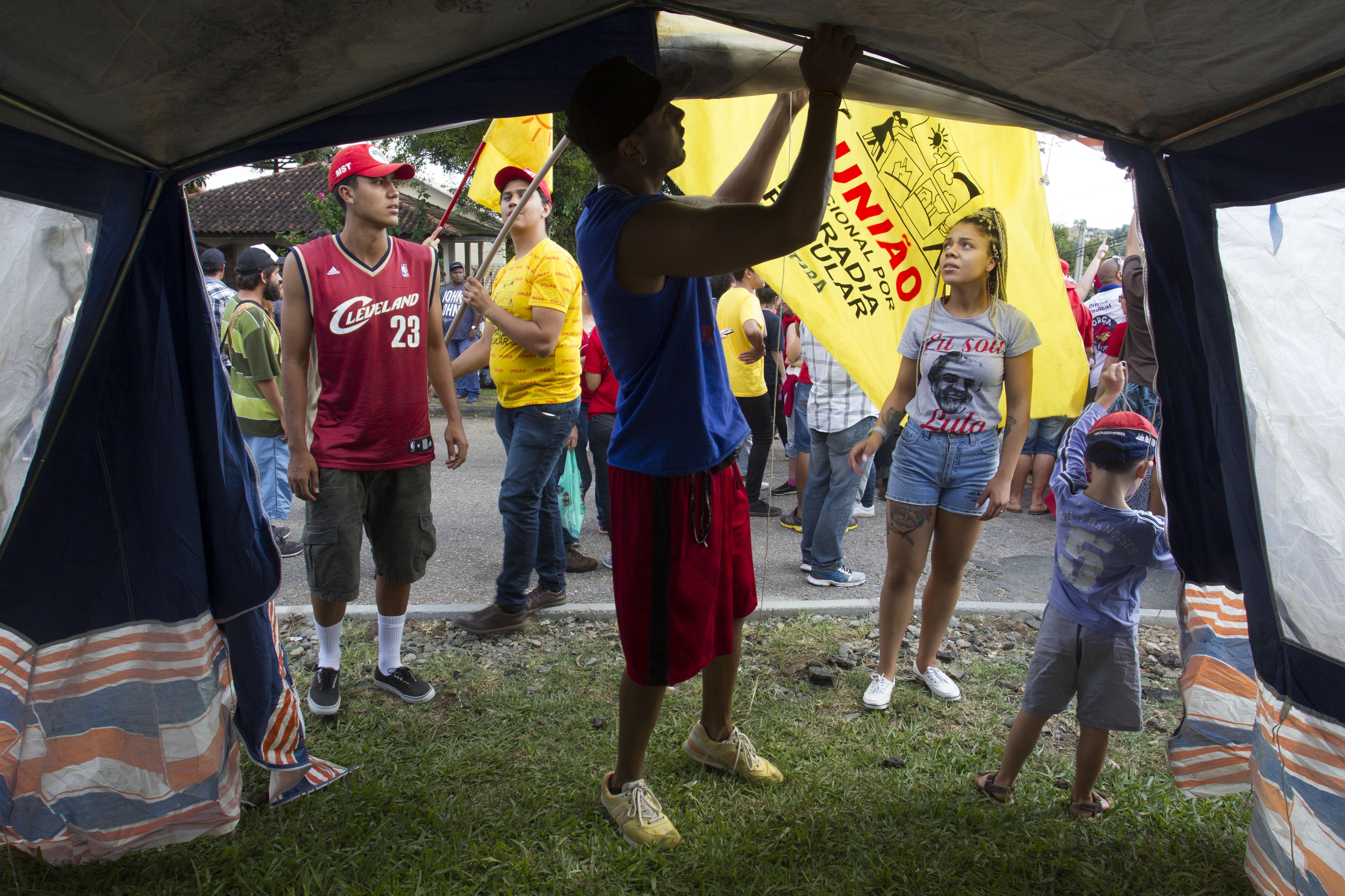 A coordenadoria do acampamento afirma que os militantes continuarão no entorno da Polícia Federal até uma possível saída do ex-presidente | Daniel Caron/Gazeta do Povo