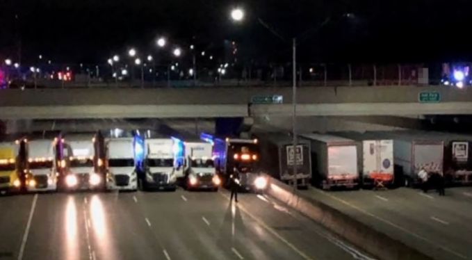 Os motoristas foram aplaudidos com gritos de “heróis” | Reprodução/YouTube