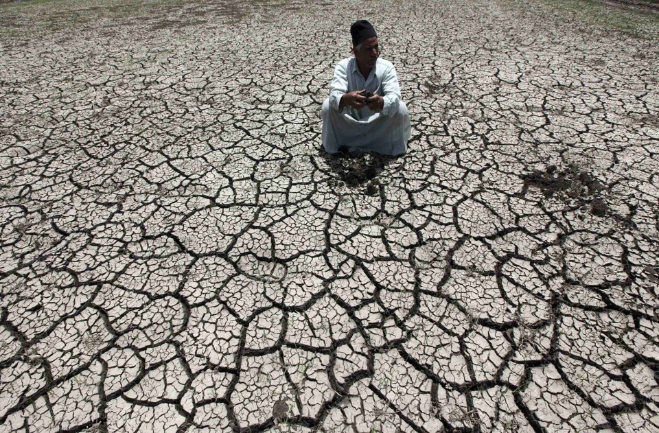 Egípcio observa solo ressecado em antiga área de cultivo | Arquivo/
Gazeta do Povo