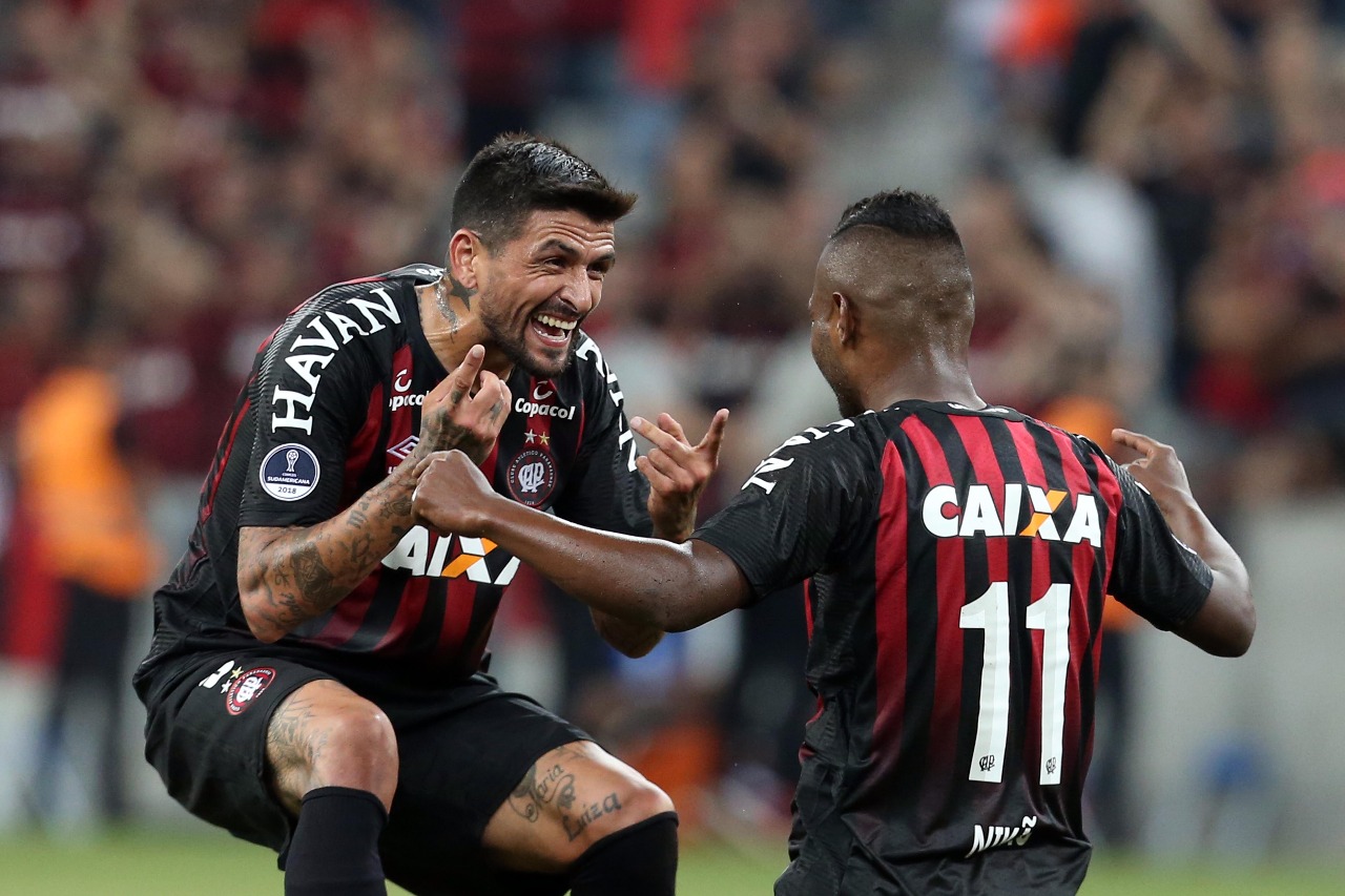 Nikão (camisa 11), autor do segundo gol do Atlético, comemora com Lucho | Albari Rosa/Gazeta do Povo/