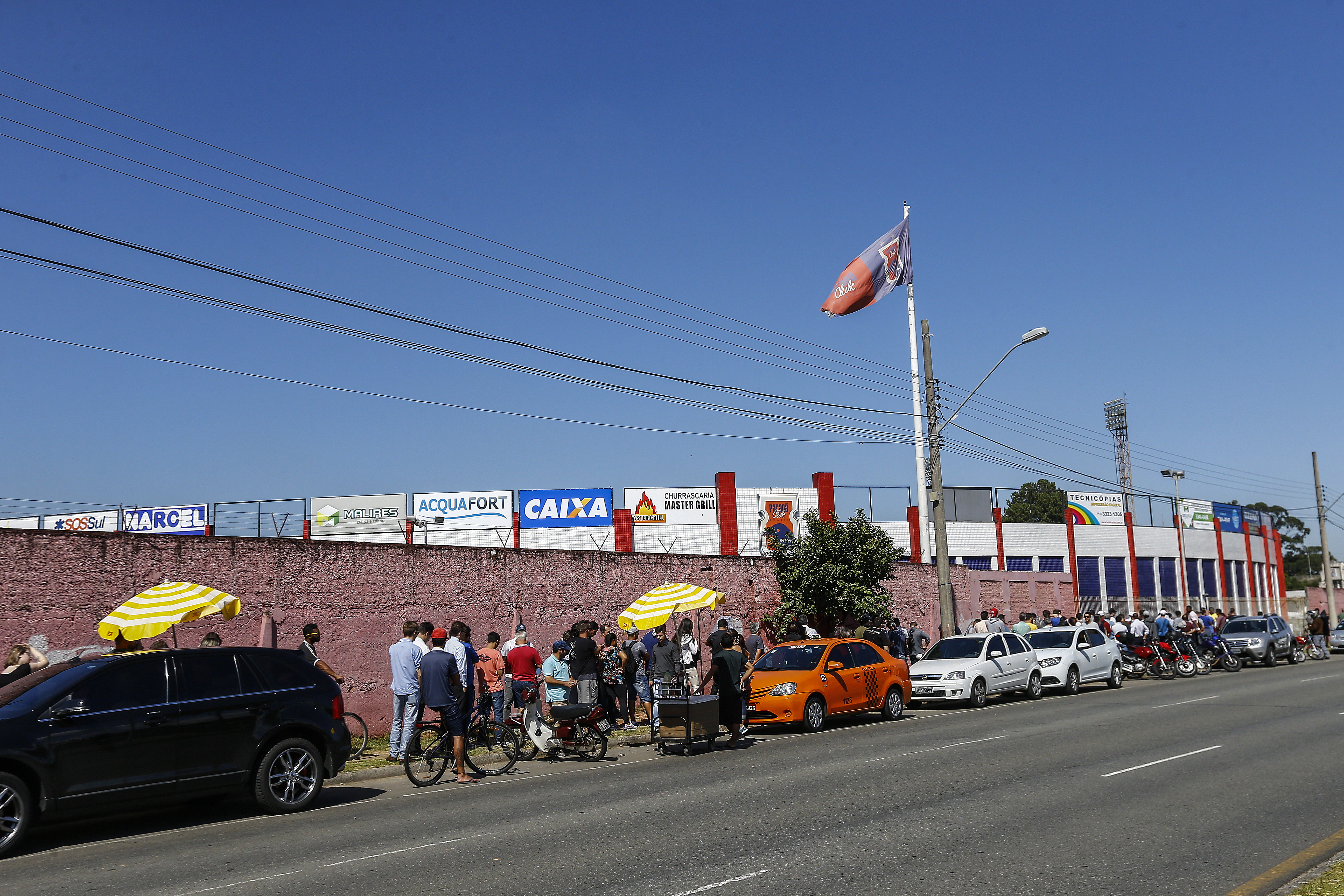 Torcida do Paraná formou fila na Vila Capanema | Jonathan Campos/Gazeta do Povo
