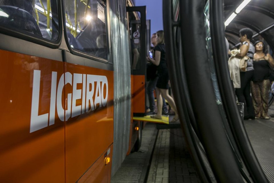 Falhas mecânicas e superlotação de tubo marcam 1ª semana do Ligeirão Norte-Sul Usuários reclamam da superlotação na estação-tubo Bento Viana , próximo à Praça do Japão | Marcelo Andrade/Gazeta do Povo