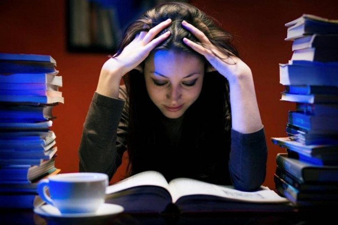 Além das pressões do meio acadêmico, o uso excessivo de redes sociais e a mudança repentina de ambiente também estão entre os fatores causadores da doença | UBC Learning Commons.