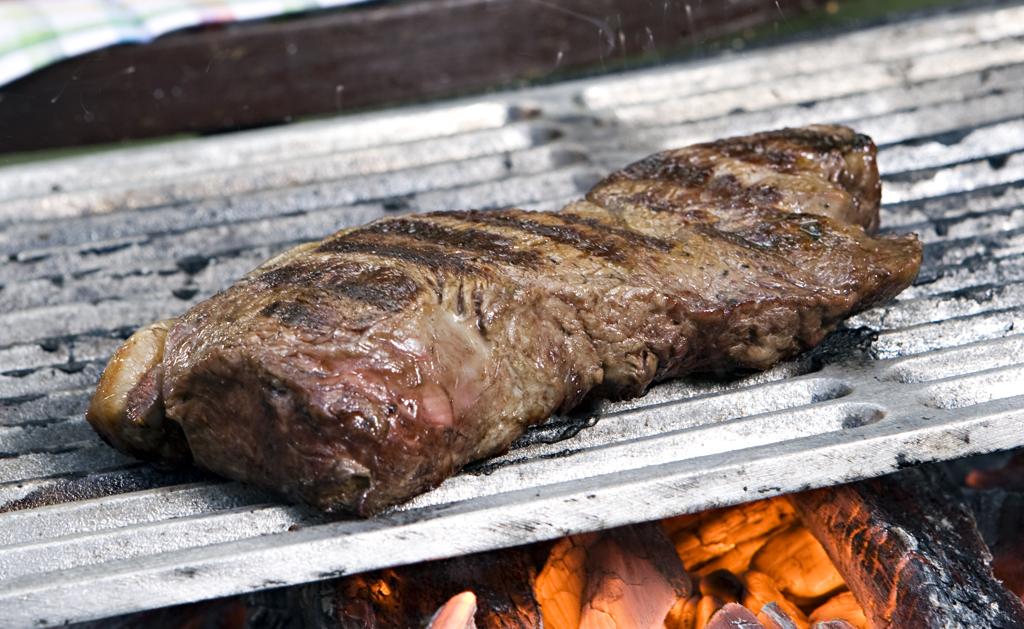Americanos querem carne barata, o que exige baixos salários. Então os abatedouros contratam trabalhadores sem registro. | Alexandre Mazzo/Gazeta do Povo
